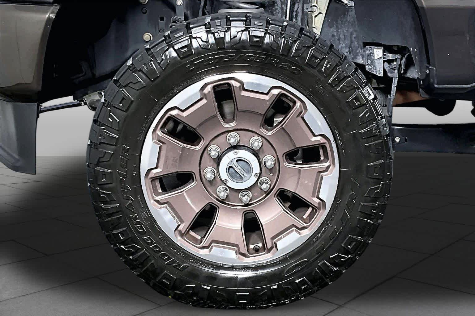Used 2024 Star White Metallic Tri-Coat/Darkened Bronze Ford King Ranch image 10