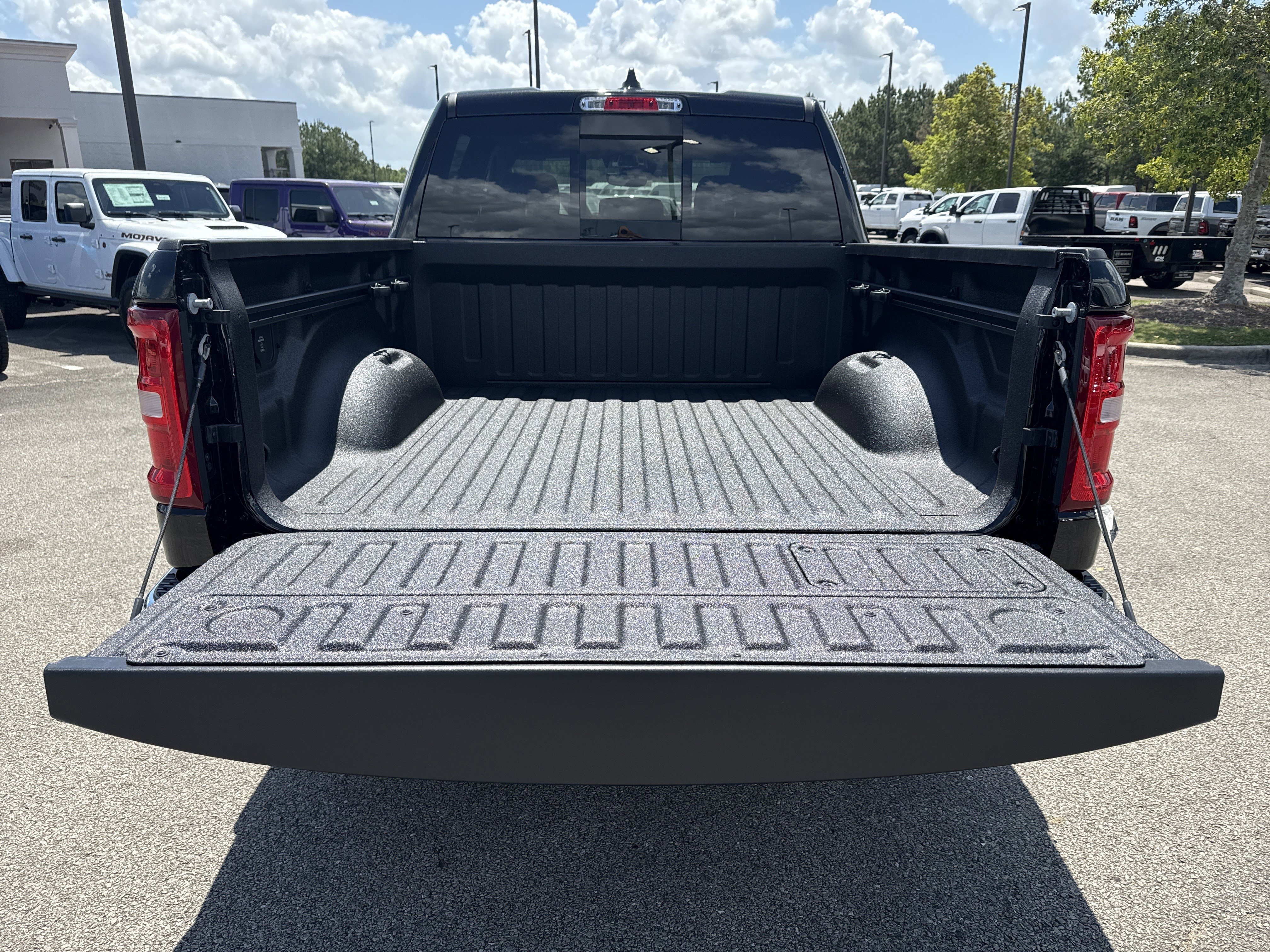 New 2026 Diamond Black Crystal Pearl-Coat Exterior Paint RAM Laramie image 21
