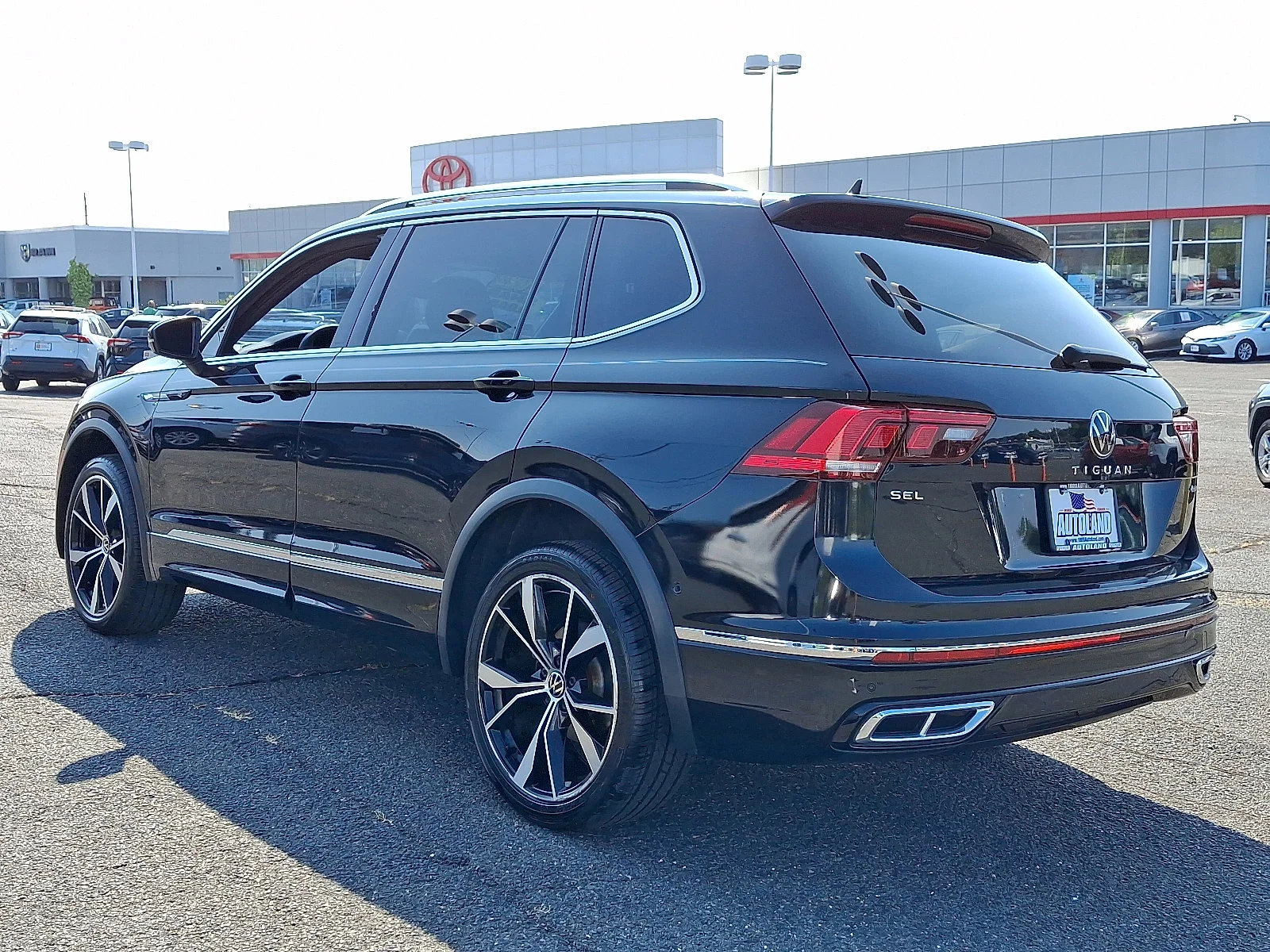 Used 2022 Deep Black Pearl - 2T2T Volkswagen SEL R-Line image 5