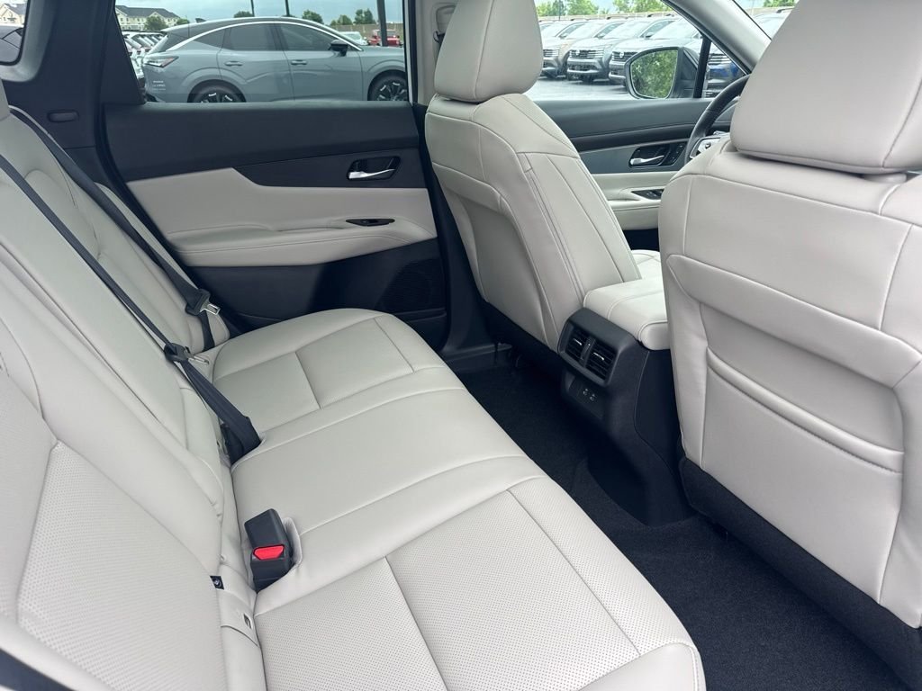 New 2026 Everest White Pearl TriCoat Nissan SL image 17