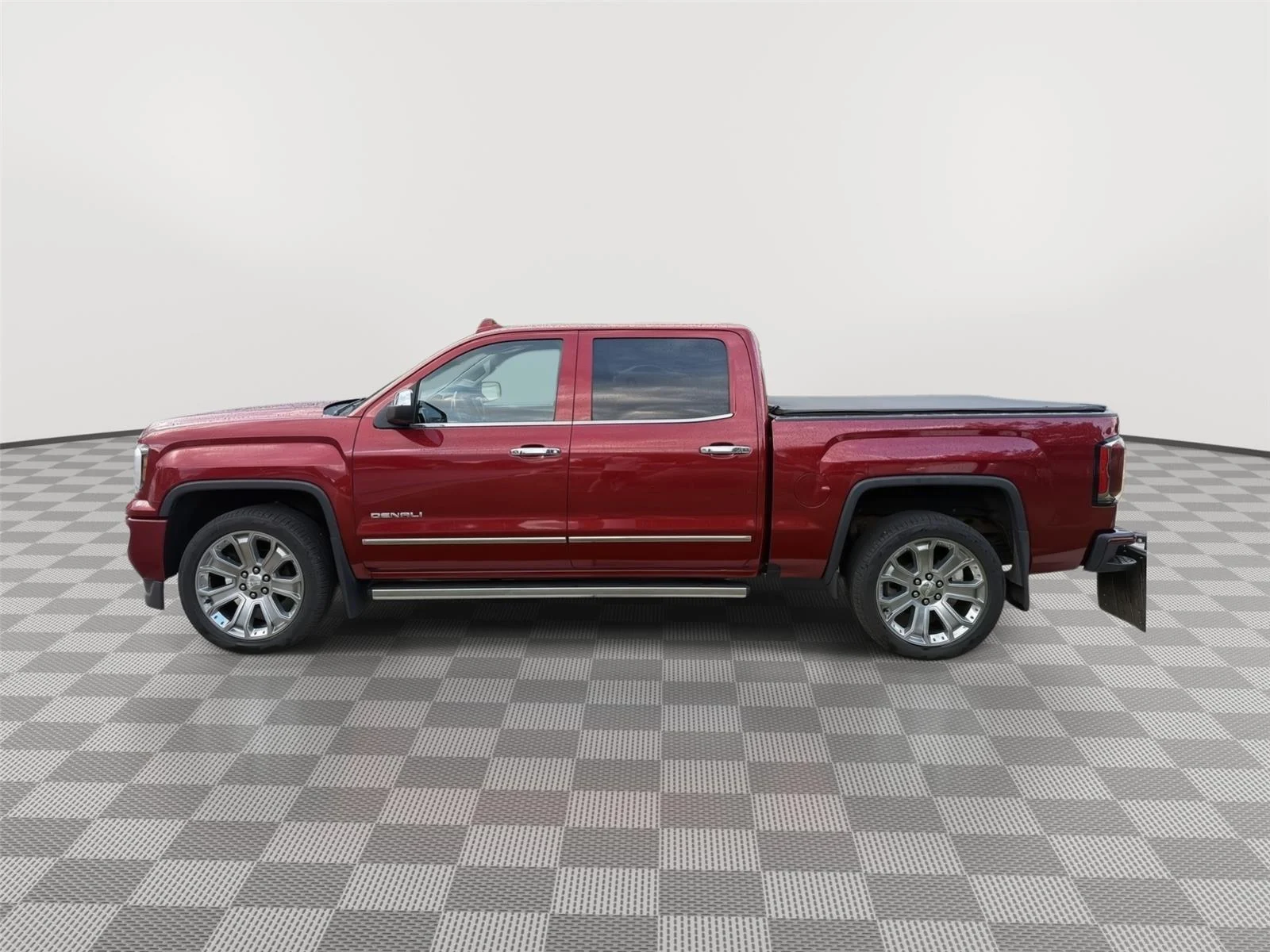 Used 2018 RED QUARTZ TINTCOAT GMC Denali image 2