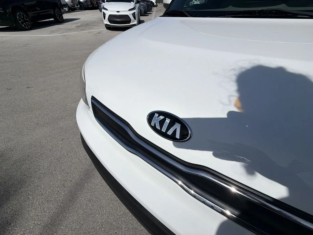 Used 2018 White Kia Base image 38