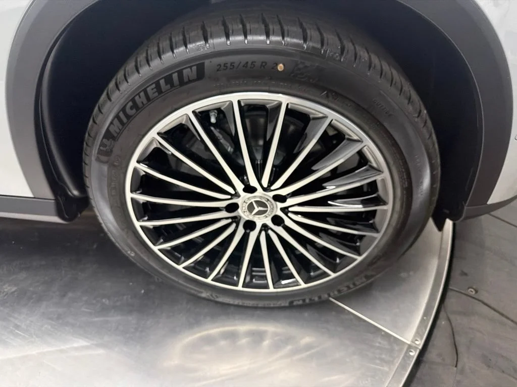 New 2027 White Mercedes-Benz GLC 300 image 9