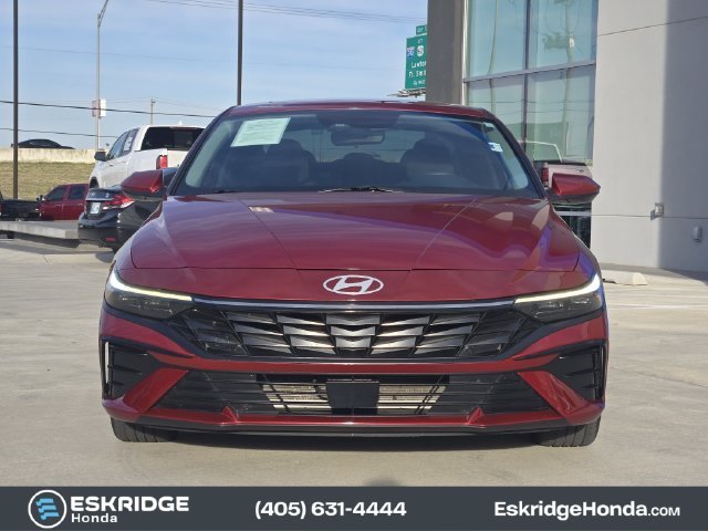 Used 2025 Red Hyundai SEL Convenience image 2