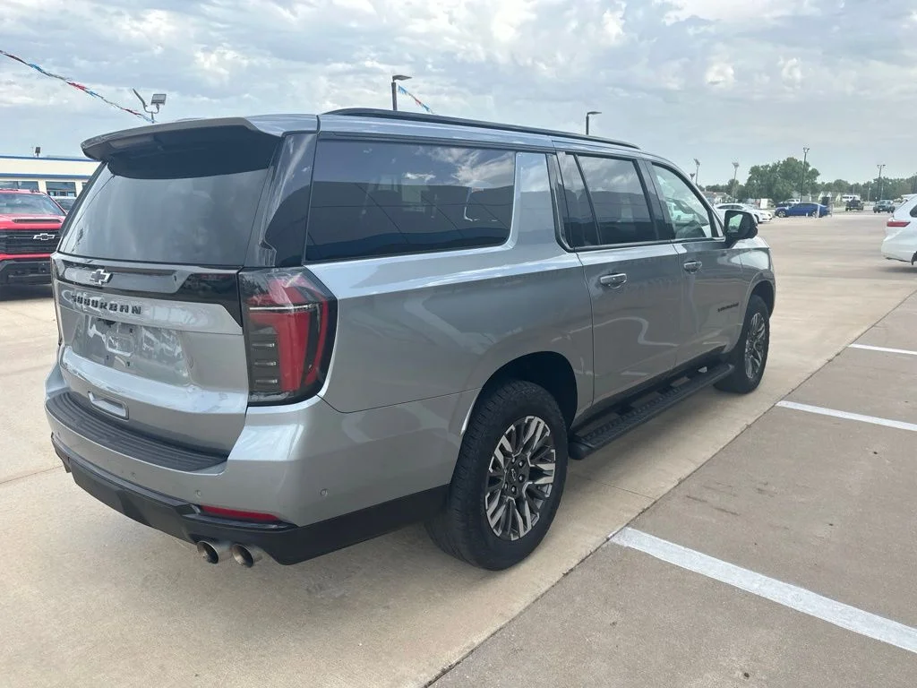 Used 2025 Gray Chevrolet Z71 image 37