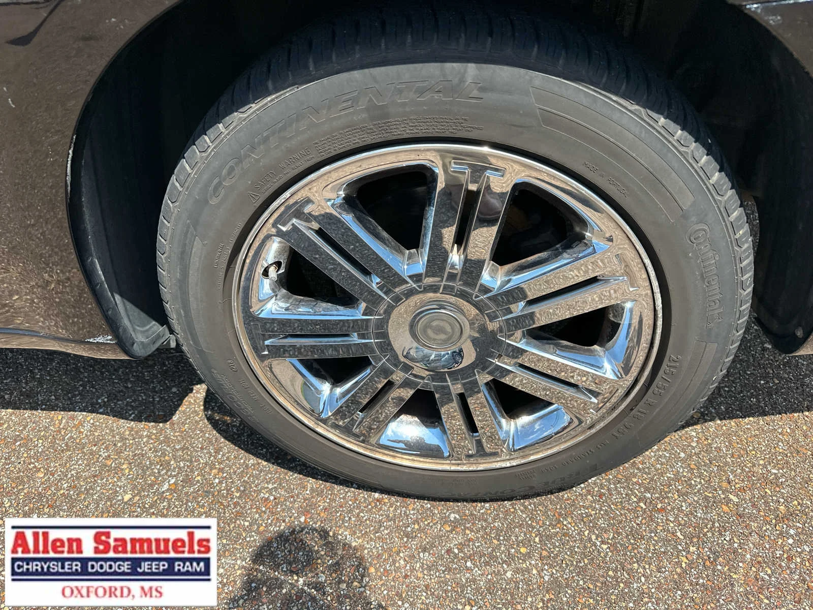 Used 2009 Brilliant Black Pearl Chrysler Limited image 25