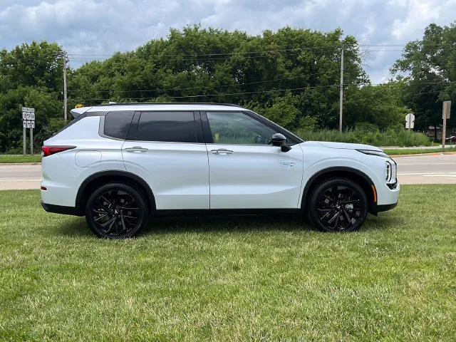 Used 2025 White Mitsubishi SEL Black Edition image 6
