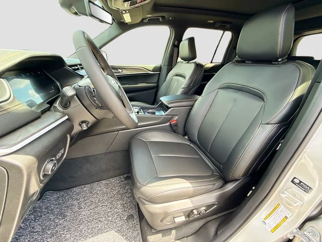 New 2026 Silver Zynith Exterior Paint Jeep  image 15