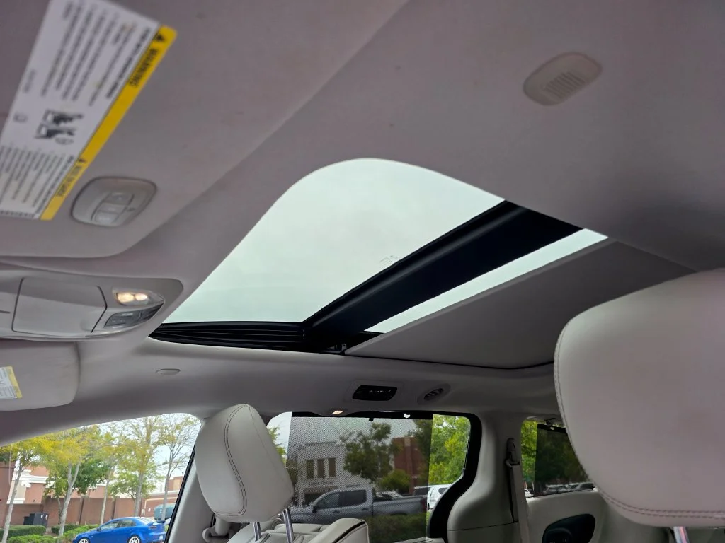 Used 2017 Blue Chrysler Limited image 13