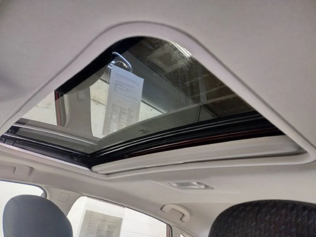 Used 2014 Red Nissan SR image 22