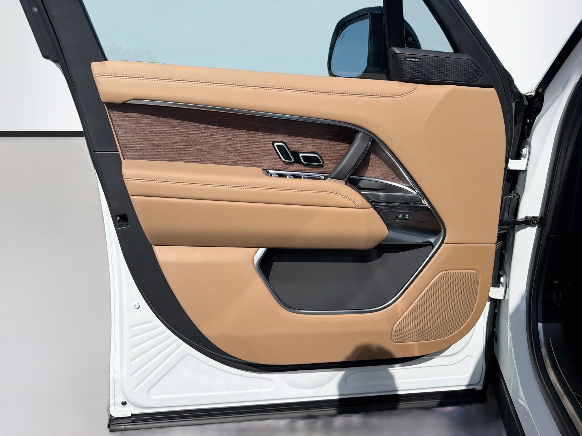 New 2027 Fuji White Land Rover SE image 22