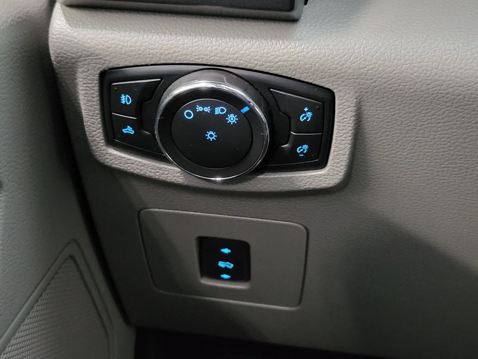 Used 2016 Blue Ford XLT image 14