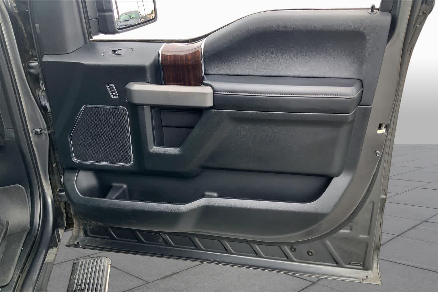 Used 2016 Magnetic Metallic Ford Platinum image 22