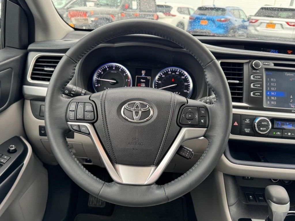 Used 2014 Silver Toyota XLE V6 image 13