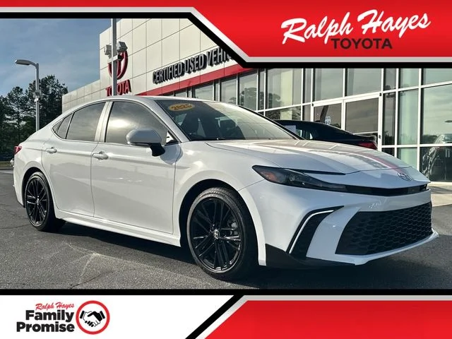 2026 Toyota Camry SE Hybrid's photo