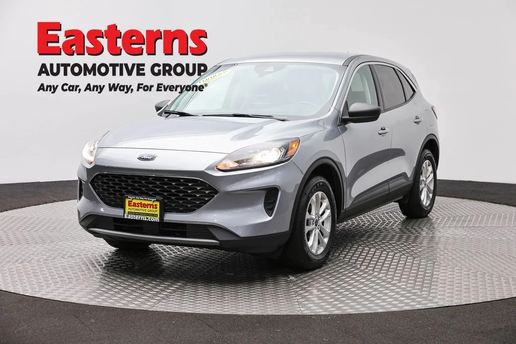 Used 2022 Silver Ford SE image 1