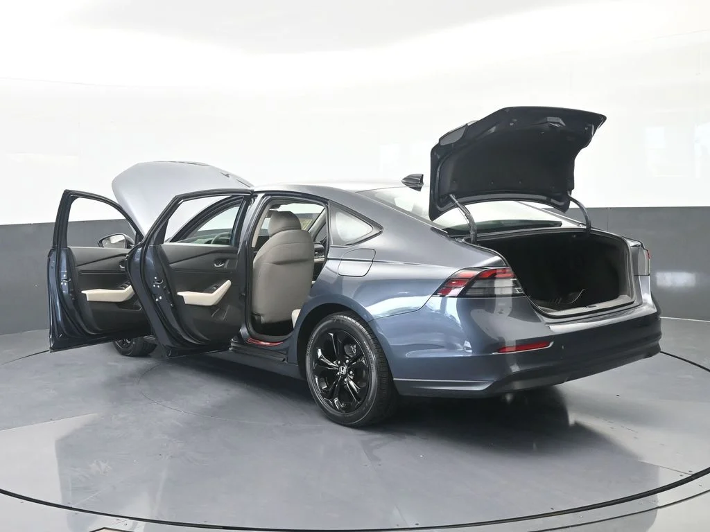 Used 2025 Gray Honda SE image 73