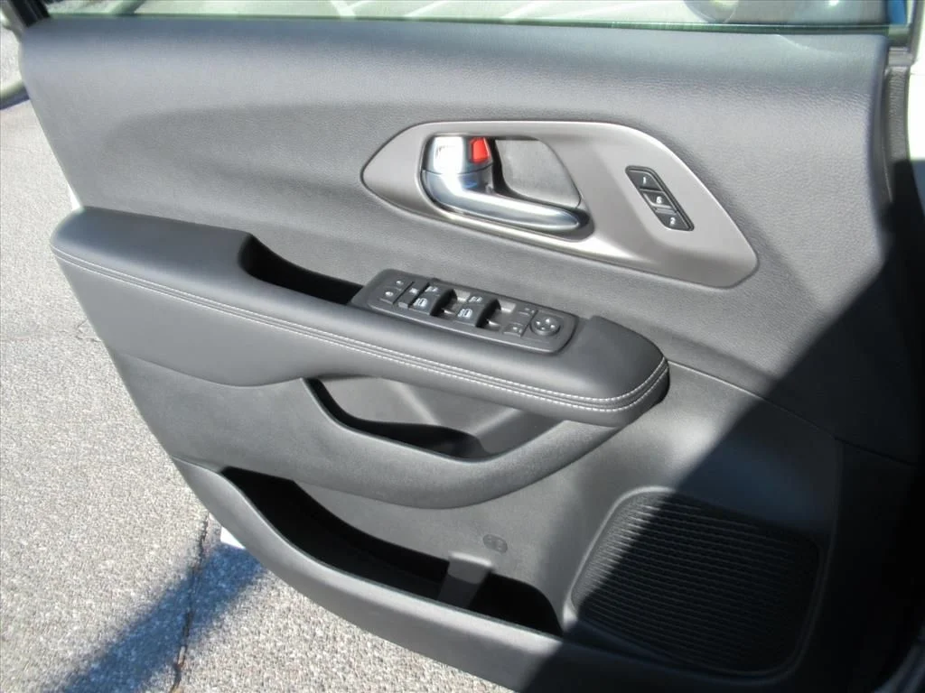 New 2026 Silver Mist Clear-Coat Exterior Paint Chrysler Select image 26