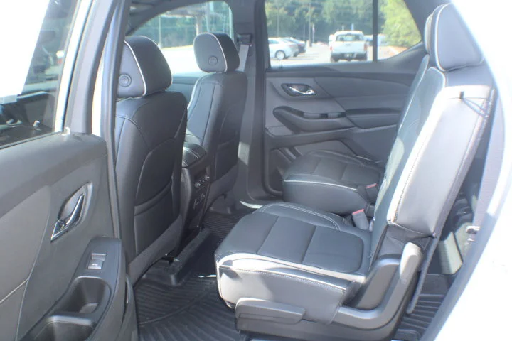 Used 2023 Iridescent Pearl Tricoat Chevrolet Premier image 16
