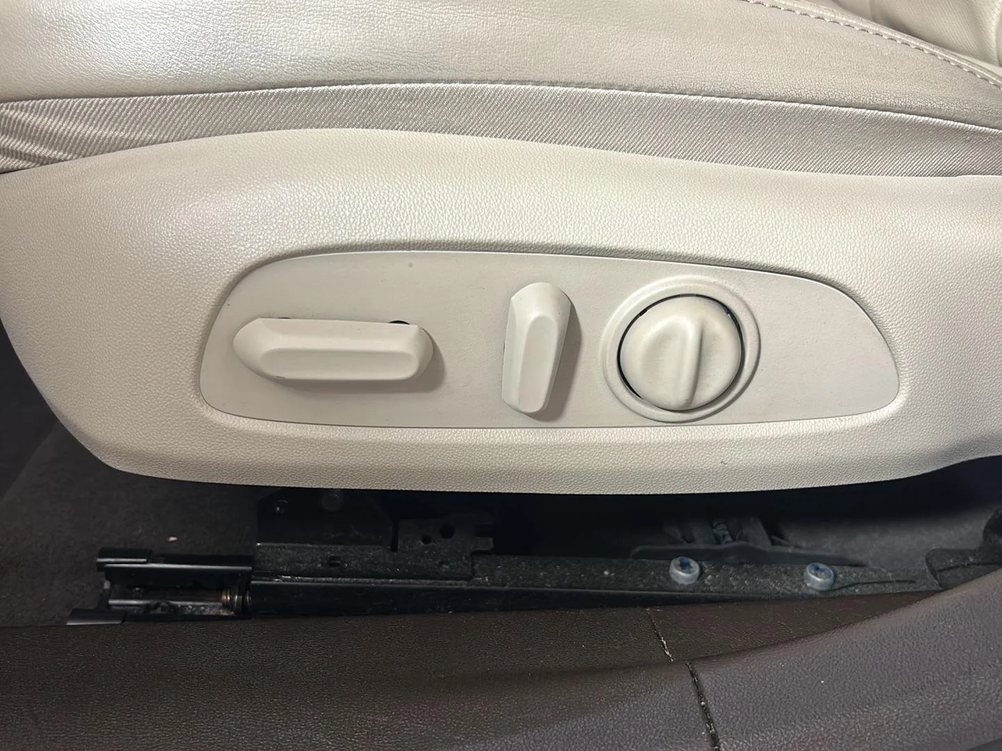 Used 2017 White Frost Tricoat Buick Essence image 13