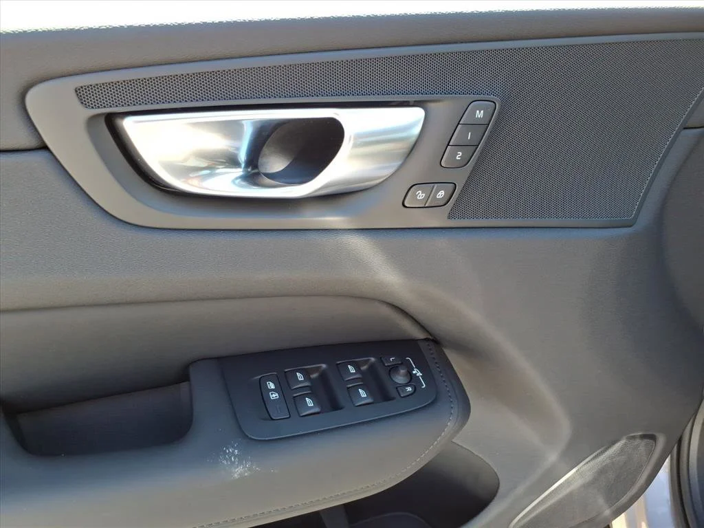 2026 Volvo XC60 Plus - Photo 13
