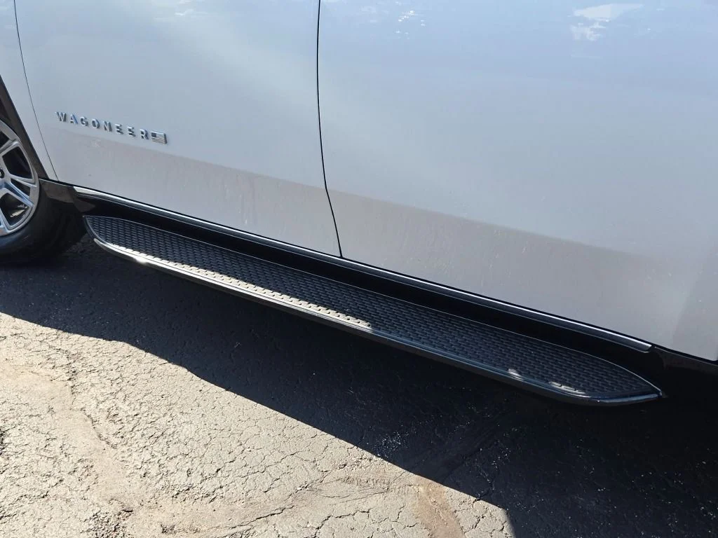 Used 2023 Silver Jeep Base image 14