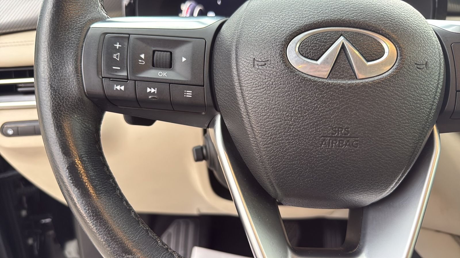 Used 2022 Black INFINITI LUXE image 14