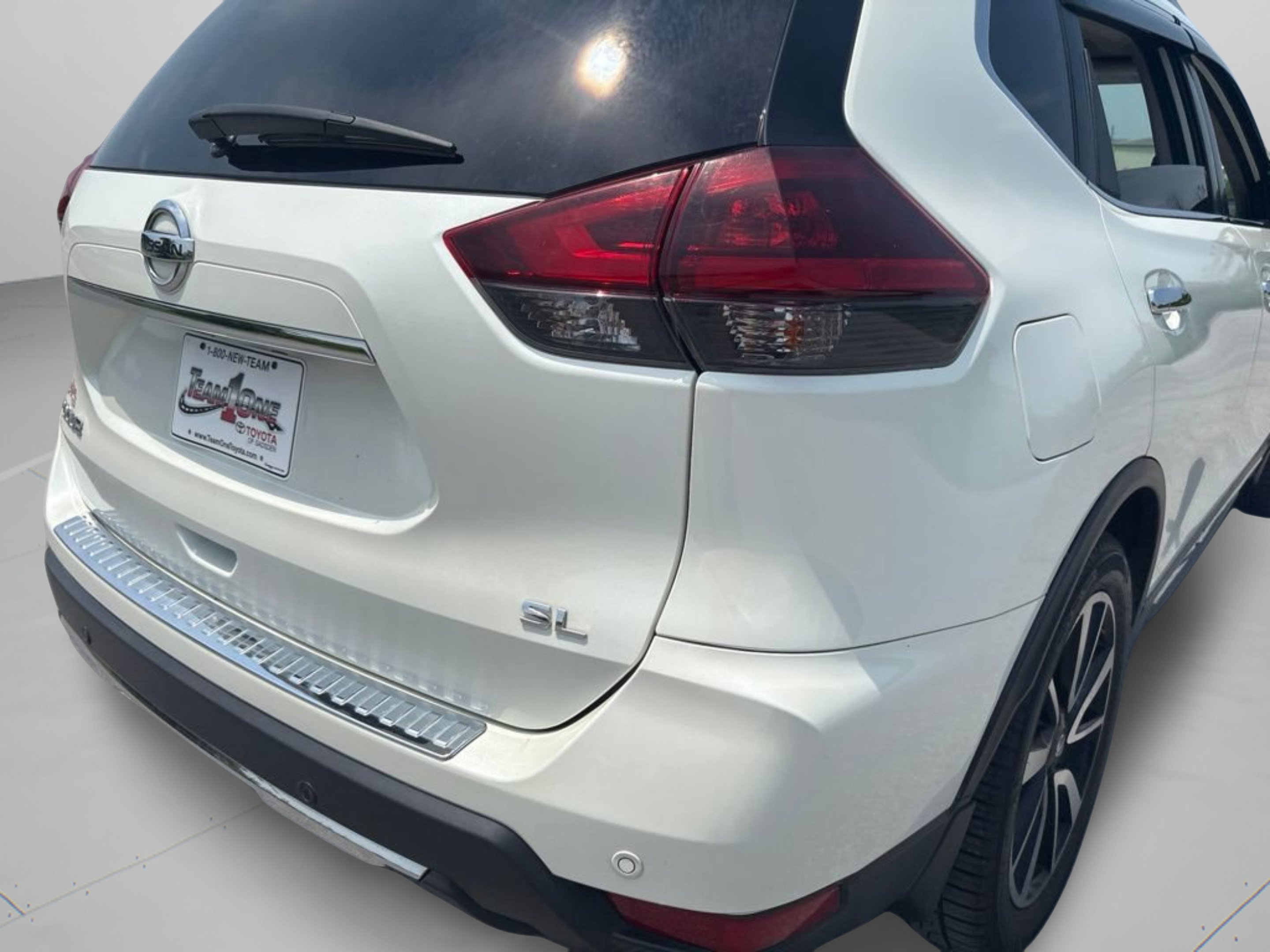 Used 2020 Pearl White Tricoat Nissan SL image 29