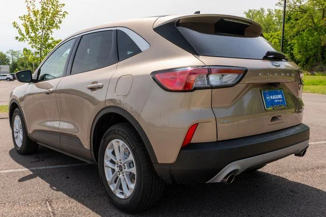 Used 2021 Gold Ford SE image 8