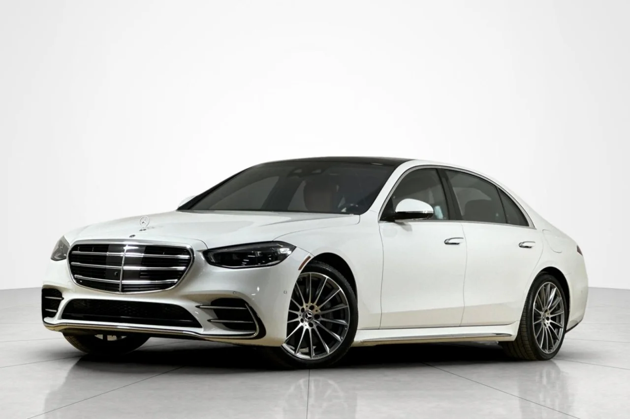 Used 2024 MANUFAKTUR Moonlight White Metallic Mercedes-Benz S 580e image 1