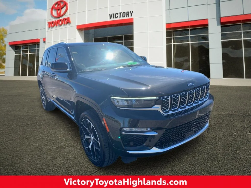Used 2023  Jeep Summit Reserve image 1