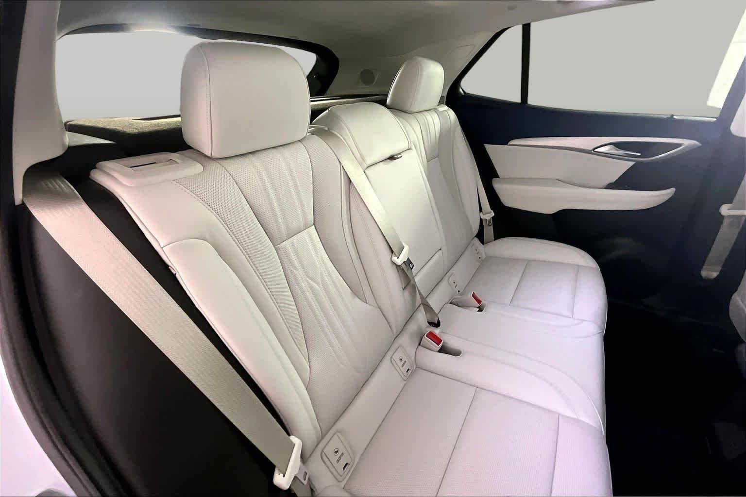 Used 2025 Iridescent White Tricoat Buick Avenir image 20