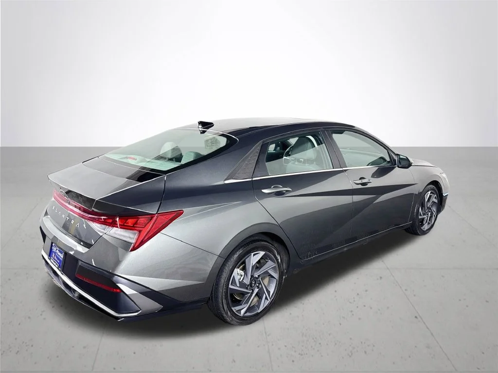 Used 2025 Gray Hyundai SEL Convenience image 6