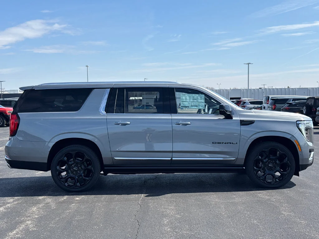 2026 GMC Yukon XL Denali - Photo 10