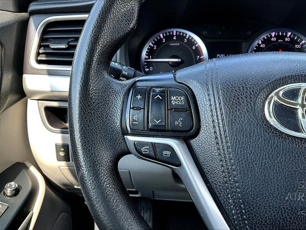 Used 2015 Blue Toyota LE image 14