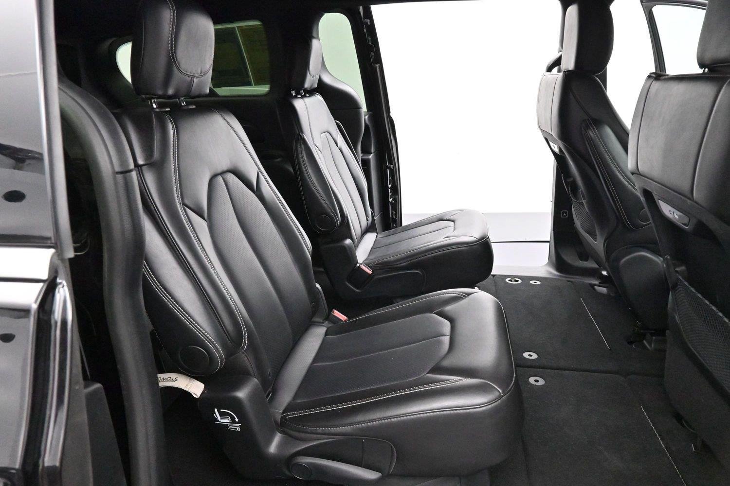 Used 2025 Diamond Black Crystal Pearlcoat Chrysler Select image 32