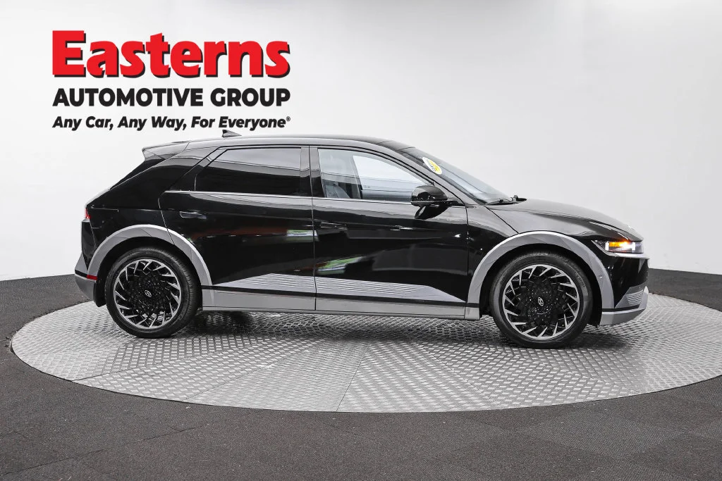 Used 2023 Black Hyundai Limited image 5