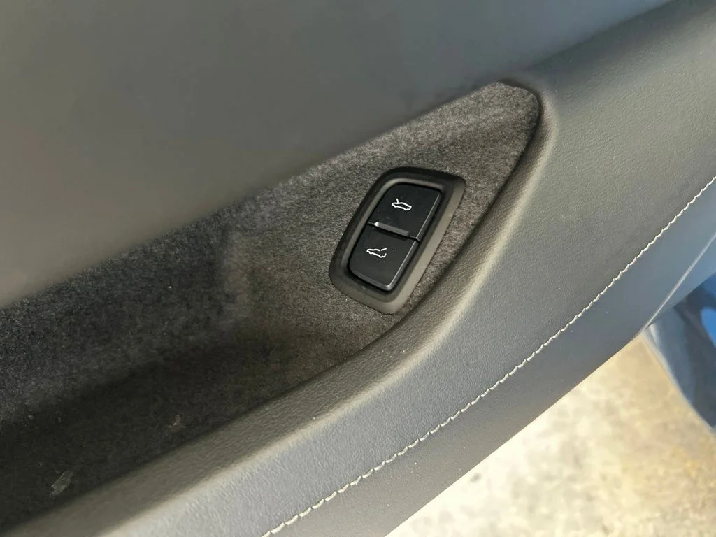 Used 2025 Blue Chevrolet Z06 image 32