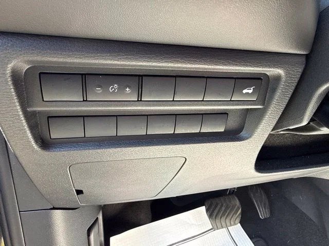Used 2025  Mitsubishi SE image 33