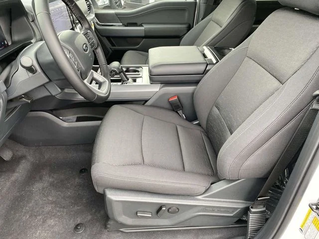 New 2025 Oxford White Ford XLT image 12