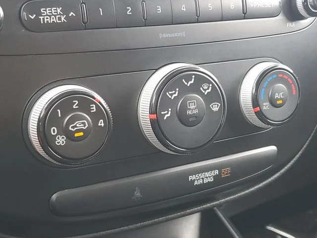 Used 2018 Green Kia Base image 25