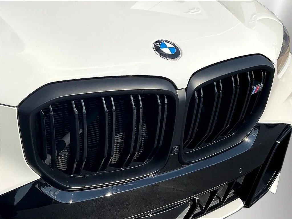 Used 2025 Alpine White BMW M60i image 30