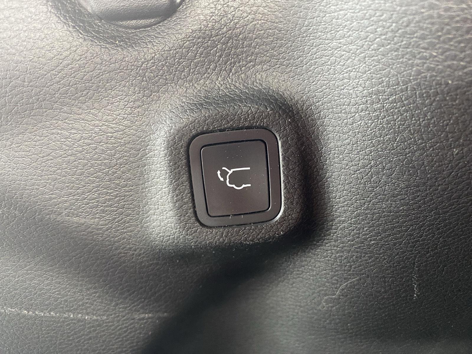Used 2023 Sting-Gray Clearcoat Jeep Latitude image 8