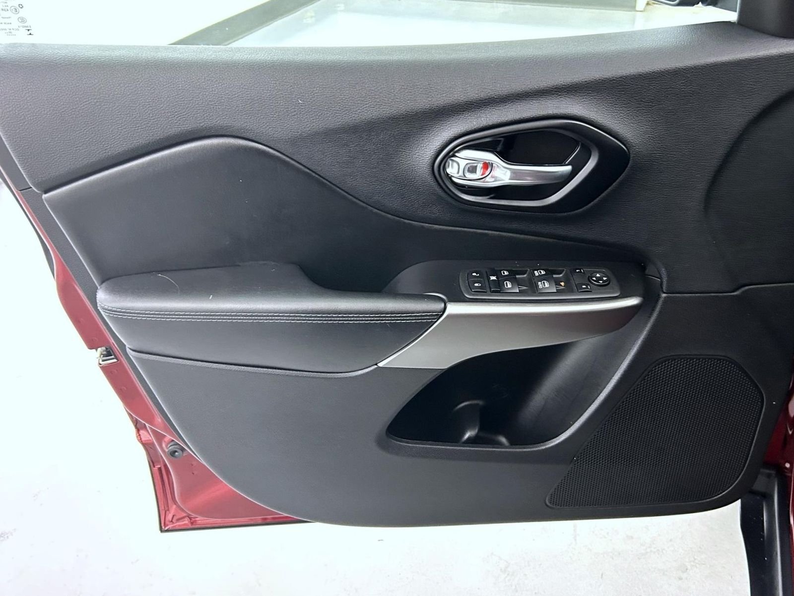 Used 2021 Red Jeep Latitude Plus image 9