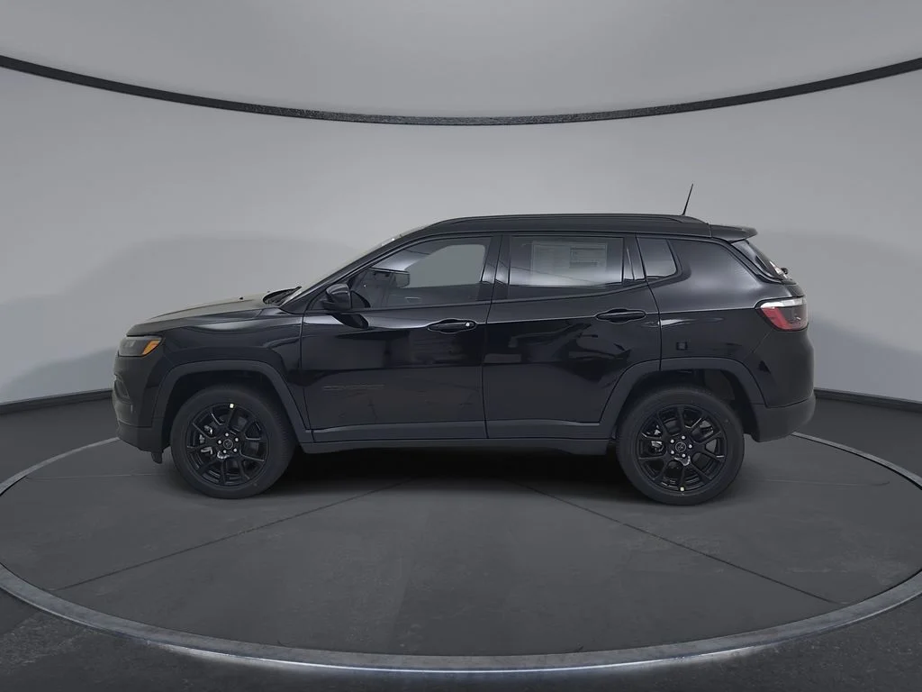New 2026 Diamond Black Crystal Pearlcoat Jeep Latitude image 9