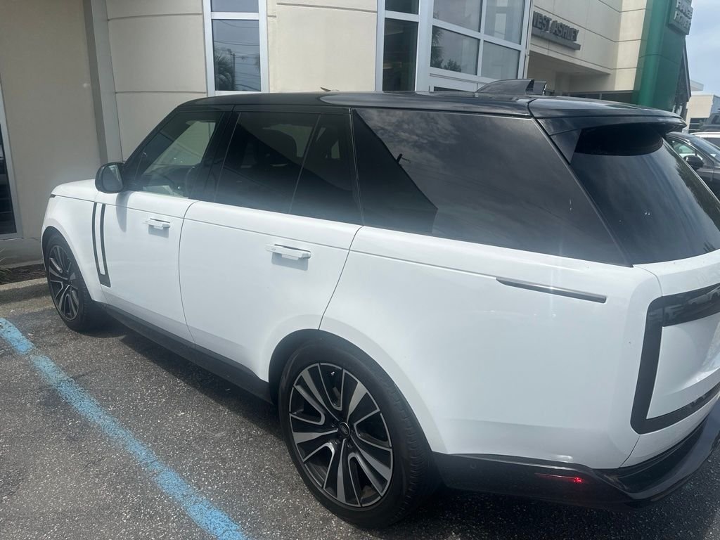 Used 2024 White Land Rover SE image 2