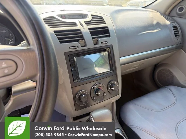 Used 2005 White Chevrolet  image 20