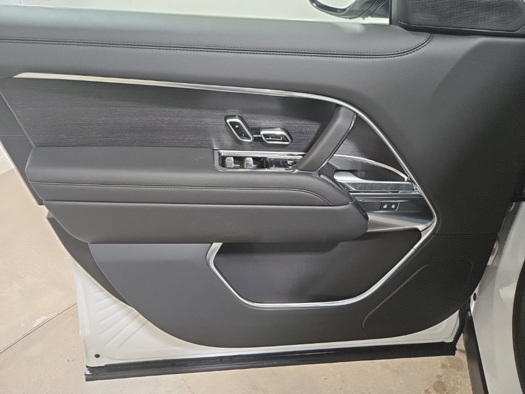 New 2026 Ostuni Pearl White Land Rover SE image 20
