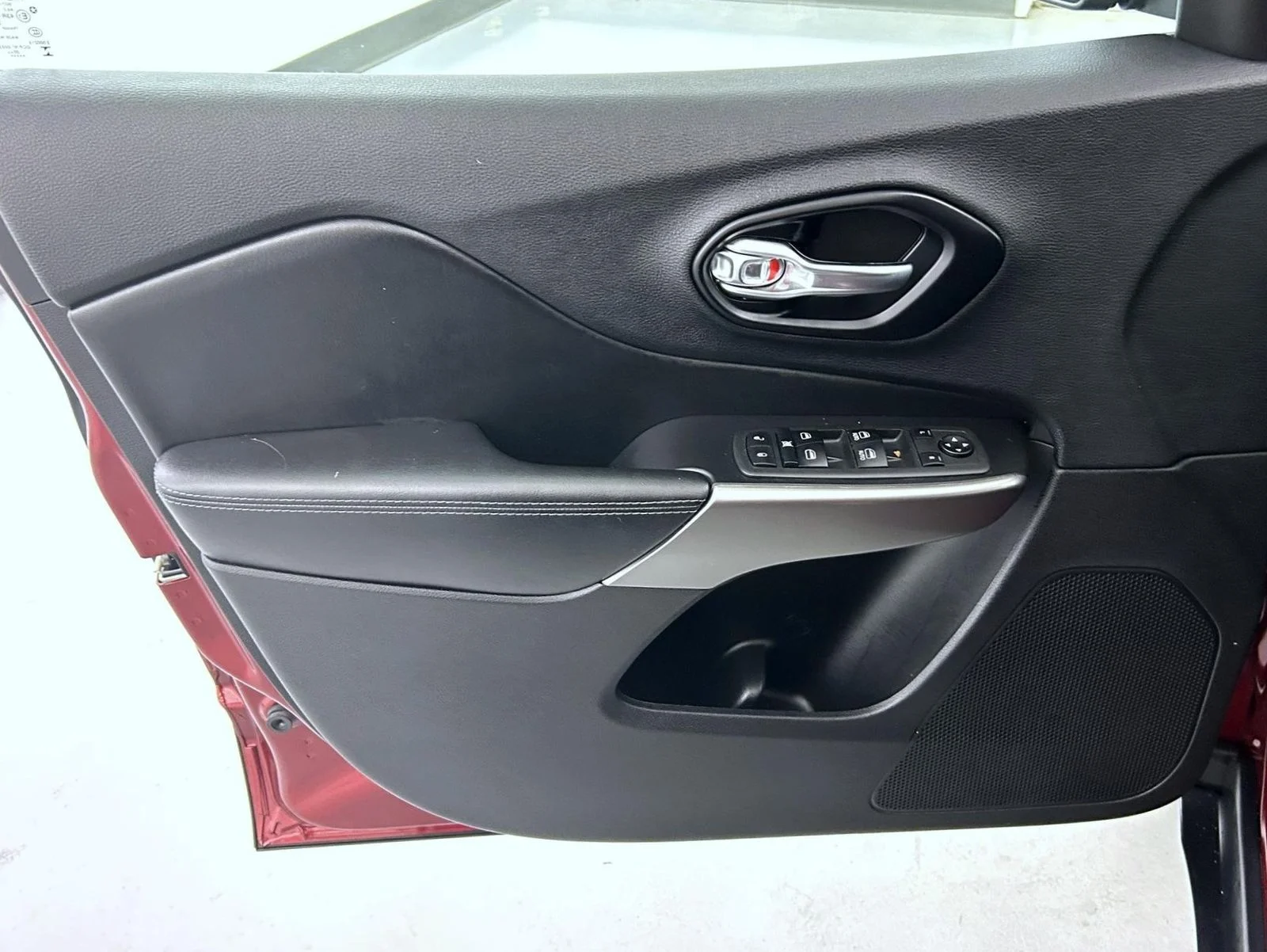 Used 2021 Red Jeep Latitude Plus image 9