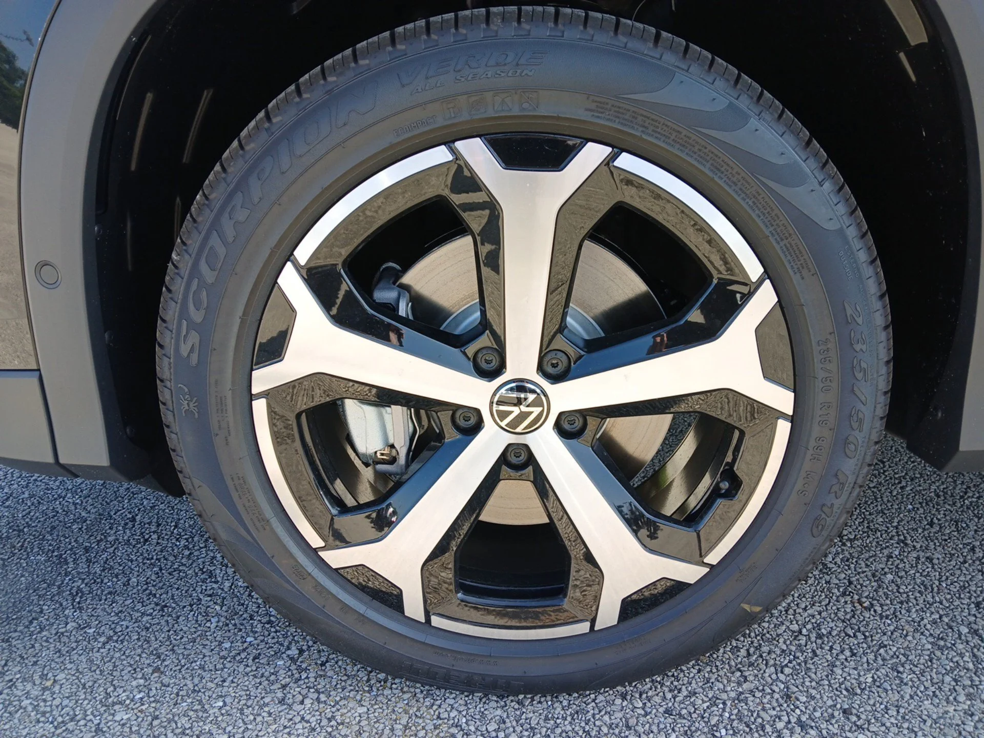 New 2026 Deep Black Pearl Volkswagen SE image 28